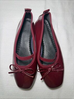 Source Unknown Burgundy Patent Ballet Flats with Bow Trim
